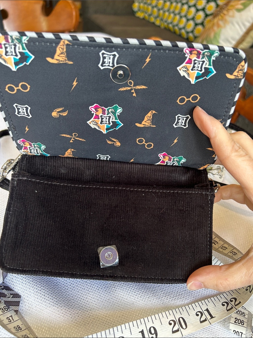 Harry Potter Vera Bradley Black Quilted Crest Crossbody Bag - Picture 4 of 11